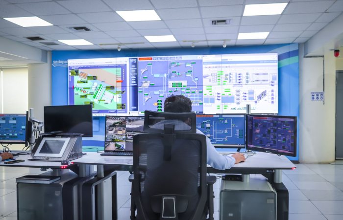 Operator in a modern control room managing technological systems in El Agustino, Lima.